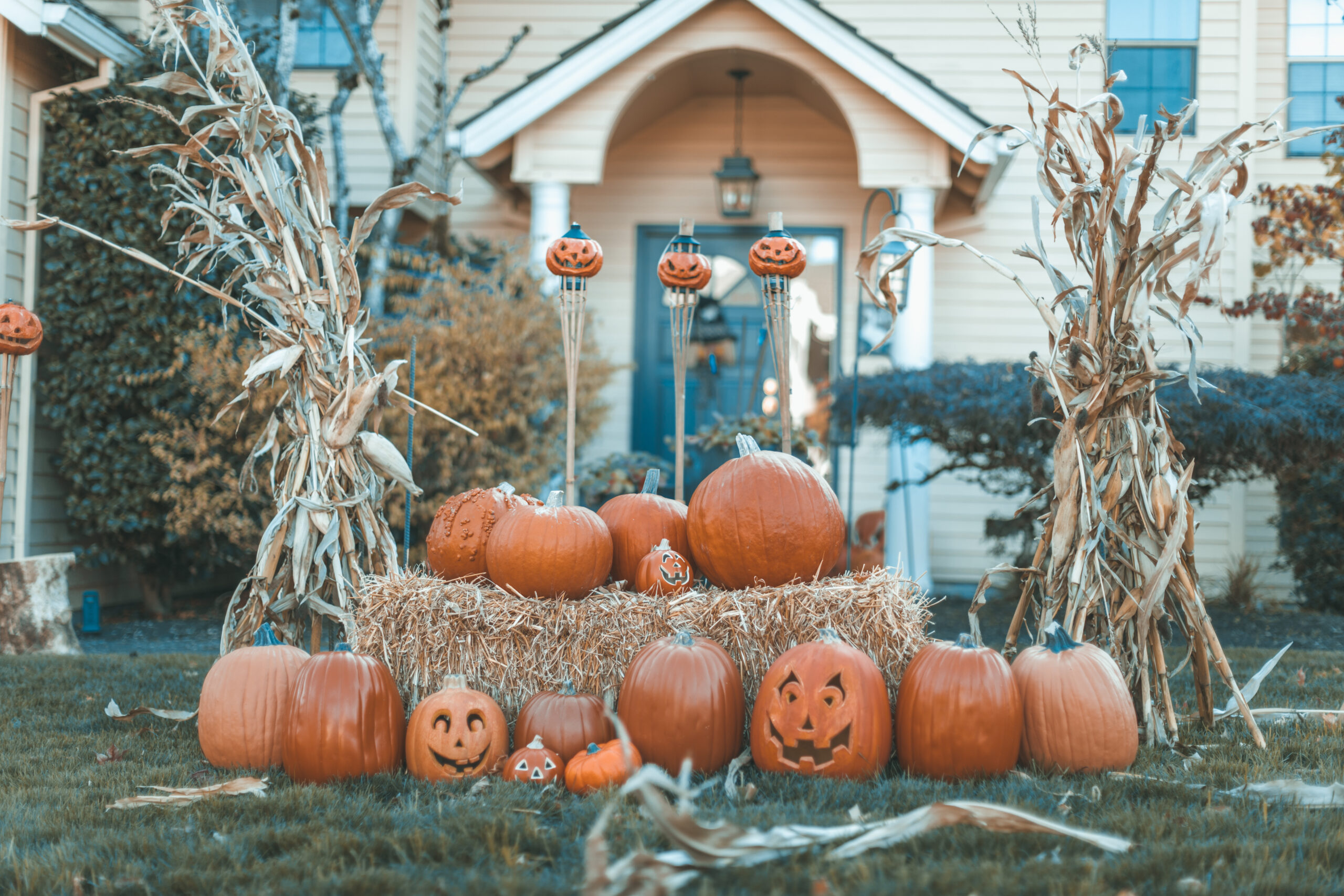 Halloween outdoor pumpkin decorations in front of house yard